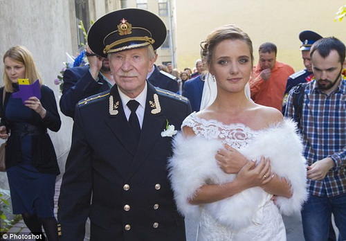 Diễn viên Nga lấy vợ kém 60 tuổi