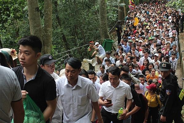 Phú Thọ: Trinh sát hóa trang vào dòng người tham gia Lễ hội Đền Hùng, đảm bảo an toàn cho du khách…