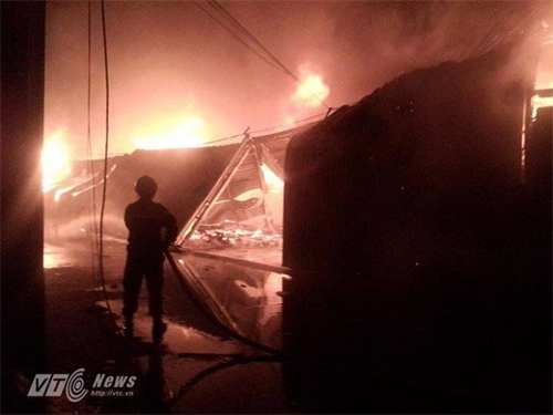 Cháy dữ dội dưới toà nhà cao nhất Hà Nội, nhiều ô tô bị thiêu rụi