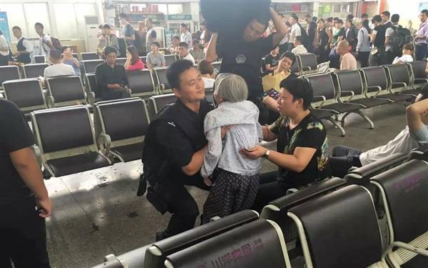 Cụ bà 80 tuổi thiếu giấy tờ nên không được lên tàu, sĩ quan cảnh sát đã làm một việc khiến tất cả mọi người cảm động