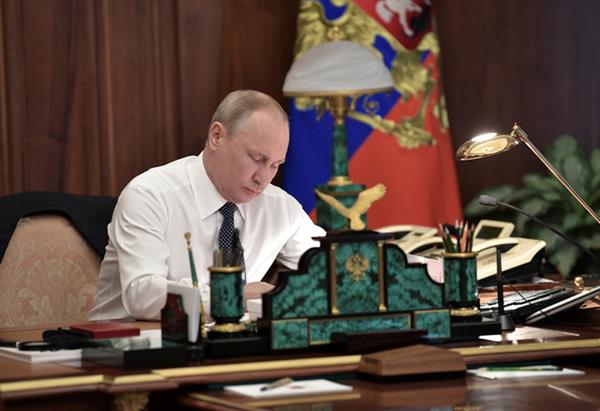 Bộ dụng cụ để bàn làm việc có gắn quốc huy Nga giá 220 triệu đồng