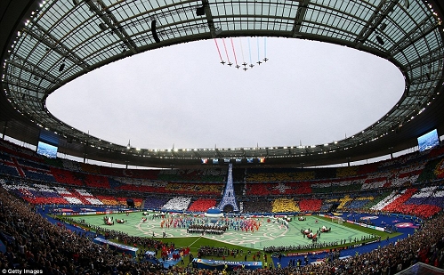 Khai mạc Euro 2016: Không lực Pháp bay ngang bầu trời Stade de France