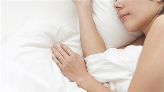 Khỏa thân khi ngủ giúp giảm cân, trị chứng mất ngủ?