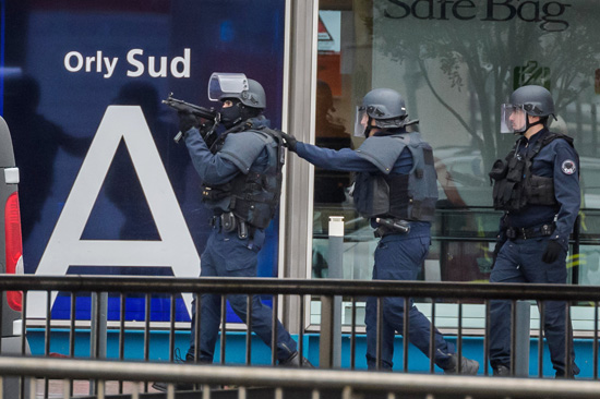 Pháp: Kết quả điều tra kẻ tấn công lực lượng chống khủng bố tại sân bay Orly