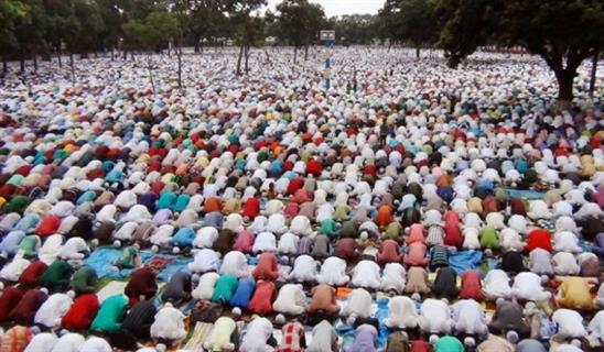 Nổ bom, xả súng tại lễ cầu nguyện Eid có hơn 100.000 người tham dự
