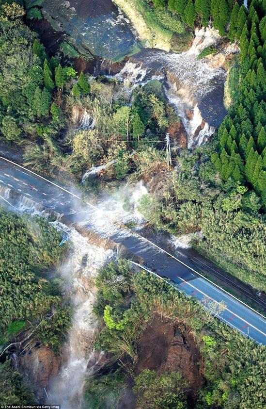 Miền Nam nước Nhật tan hoang sau 2 trận động đất liên tiếp khiến 40 người thiệt mạng