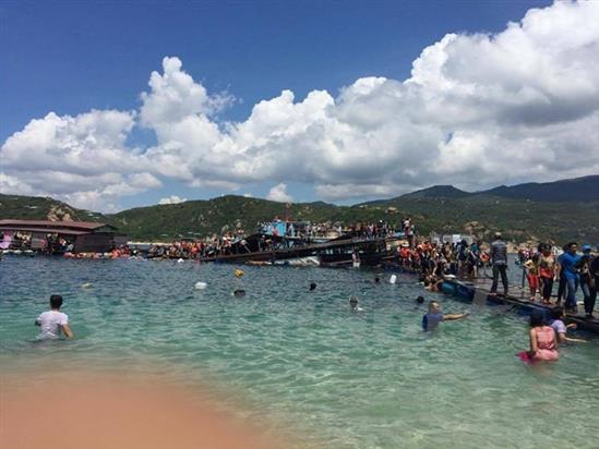 Lật nhà bè ở Ninh Thuận, 300 du khách rơi xuống biển