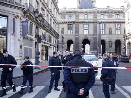 Binh lính Pháp bị tấn công, bảo tàng Louvre sơ tán khẩn