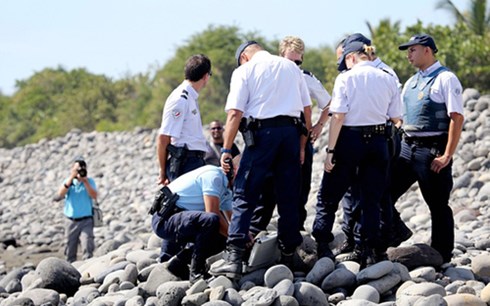 Thêm nhiều mảnh vỡ nghi của máy bay MH370 trôi dạt vào đảo Reunion