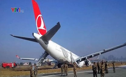 Máy bay trượt đường băng ngay sau khi cất cánh