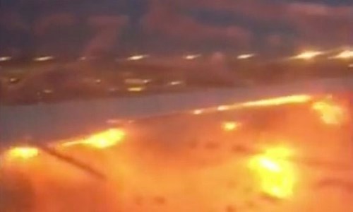 Máy bay Singapore bốc cháy dữ dội do rò rỉ nhiên liệu