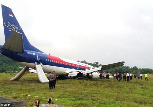 Máy bay chở khách trượt khỏi đường băng ở miền Đông Indonesia