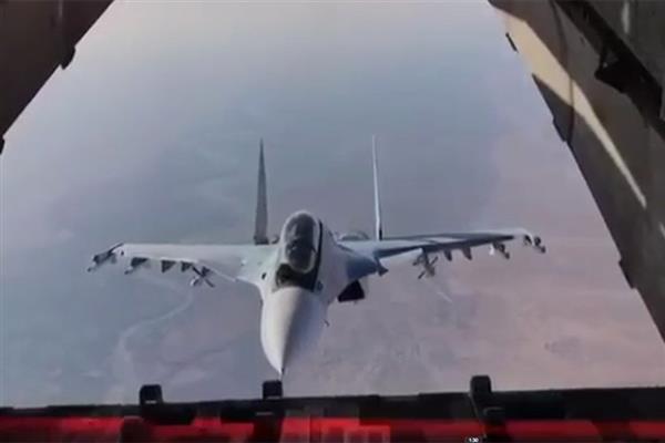 Cận cảnh Su-30SM của Nga liều lĩnh áp sát vận tải cơ tại Syria