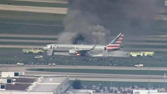 Máy bay chở 170 người cháy ngùn ngụt trên sân bay Chicago, Mỹ