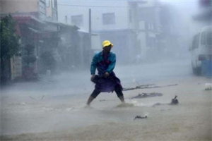 Gió thổi bay người đi xe máy giữa bão Meranti ở Đài Loan
