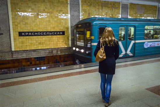 Moskva: Ba người thoát chết dưới đường ray tàu điện ngầm