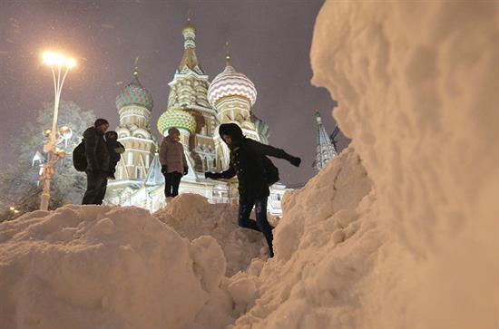 Moskva: Tuyết rơi dày, cảnh báo nguy hiểm trên đường phố