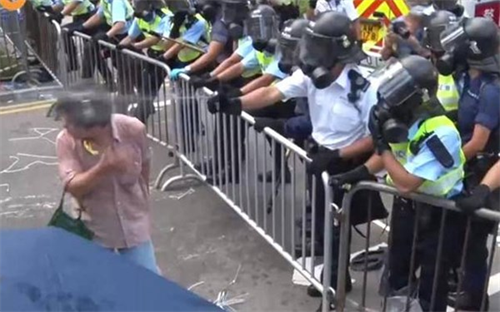 Sốc, phẫn nộ: Cảnh sát Hong Kong phun thẳng hơi cay vào mặt người biểu tình