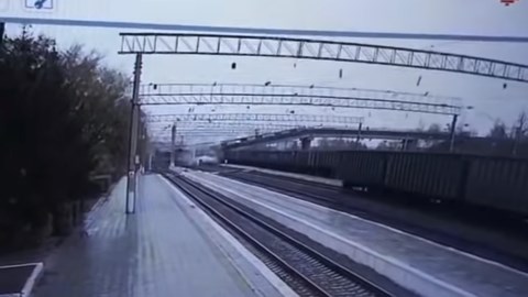Video: Sập cầu cao tốc ở Nga, 1 xe tải và 1 đoàn tàu thoát hiểm tích tắc