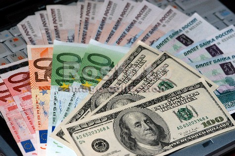Nga: Tỷ giá ngoại tệ đột ngột  tăng cuối ngày