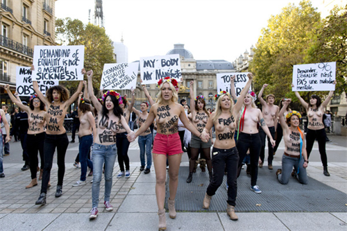 Ngực trần lại xuống đường ở Paris phản đối toà án