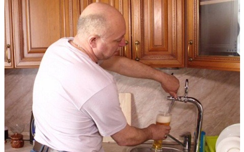 Người đàn ông Nga bắt đường ống dẫn bia về tận nhà