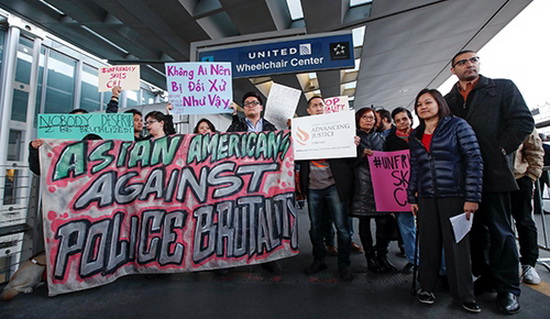 Người Mỹ gốc Việt biểu tình phản đối United Airlines tại sân bay