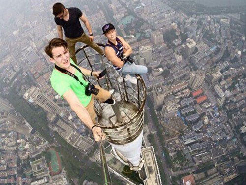 Rộ chụp ảnh 'tự sướng' trên tòa nhà chọc trời ở Trung Quốc