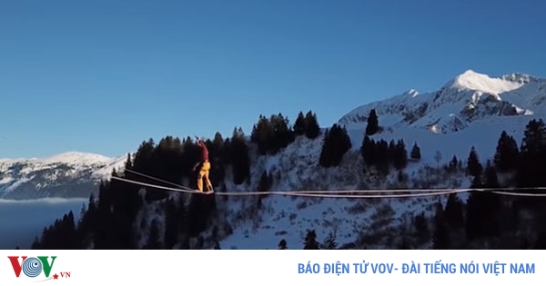Nín thở khoảnh khắc người đàn ông đi trên dây giữa núi Alps đẹp mê hồn
