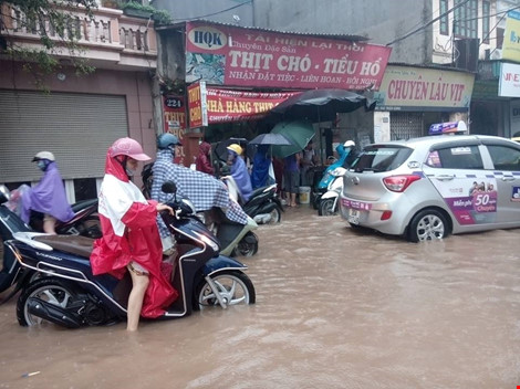 Hà Nội nhiều phố biến thành 'sông' sau cơn mưa kéo dài