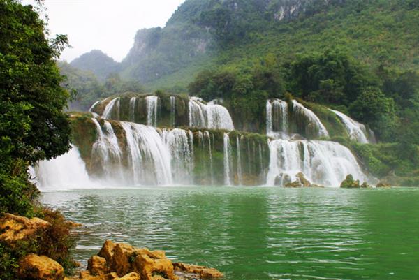 Non nước Cao Bằng và cú hích mới cho du lịch Việt