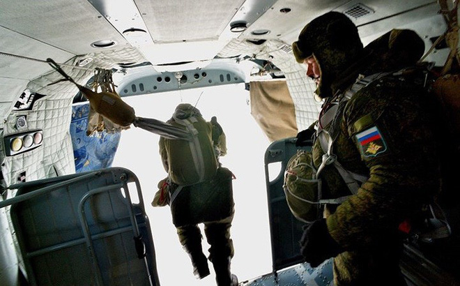 Nam-nữ quân nhân trong lực lượng đổ bộ đường không Nga so tài
