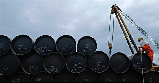Giá dầu ''ngóc đầu'' tăng, nhưng vẫn bốc hơi mạnh cả tuần qua