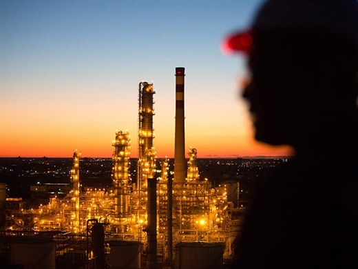 Giá dầu tăng mạnh do lo ngại gián đoạn nguồn cung