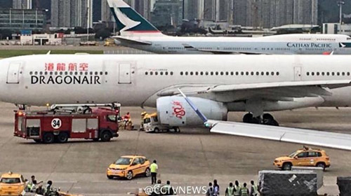 Ôtô đâm thẳng vào máy bay chở gần 300 hành khách đang chuẩn bị cất cánh