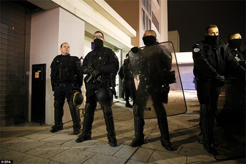 Vụ tấn công tòa báo Pháp: Bắt 7 người thân cận với 2 kẻ tấn công