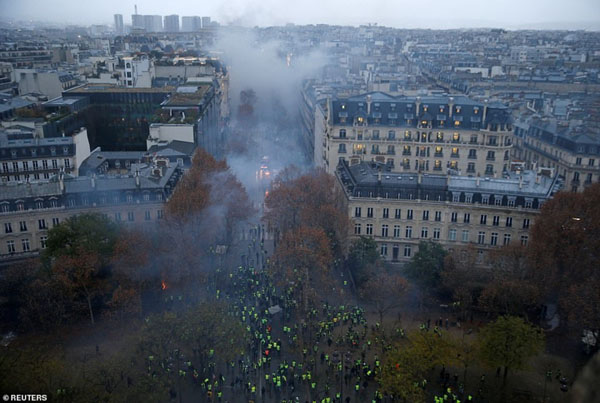 Ảnh: Bãi chiến trường giữa thủ đô Paris (Pháp) hoa lệ sau bạo loạn