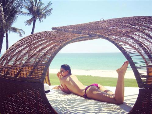 Hoa hậu Phạm Hương làm nóng mạng xã hội với ảnh 'bán nude'