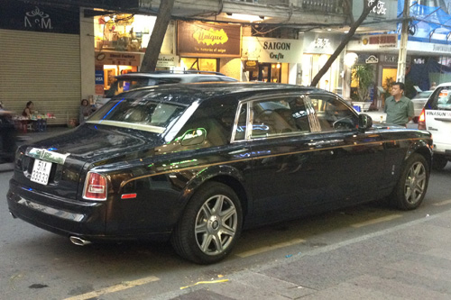 3 chiếc Rolls-Royce Phantom rồng xếp hàng trên phố Sài Gòn