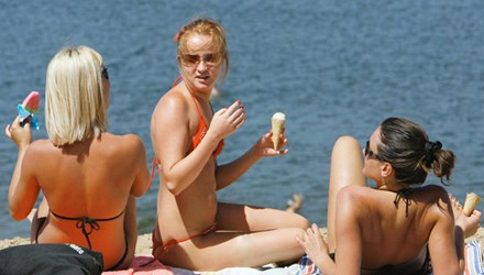 Phụ nữ Nga để ngực trần phơi nắng bị phản đối