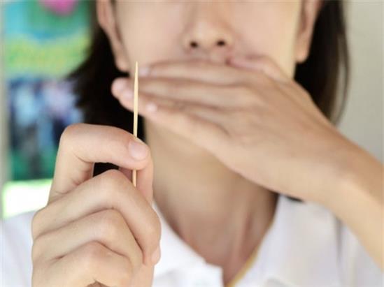 Thói quen dùng tăm xỉa răng sau khi ăn của người Việt gây hại khủng khiếp