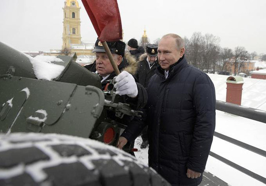 Cận cảnh Tổng Thống Putin đích thân khai hỏa đại bác