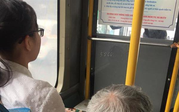 Hình ảnh cô gái trẻ không nhường ghế cho cụ ông già yếu khi đi xe buýt gây búc xúc
