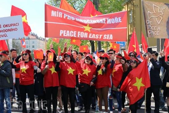 Người Việt tại Séc trao Kháng thư cho Đại sứ Trung Quốc