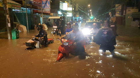 Người Sài Gòn như muốn khóc trong cơn mưa to kinh khủng