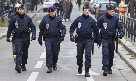 Pháp triển khai 3.000 cảnh sát truy lùng các nghi phạm bỏ trốn