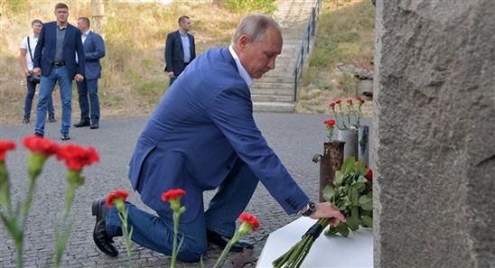 Tổng thống Nga Vladimir Putin rơi lệ khi đến Sevastopol