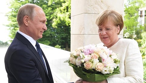 Truyền thông Ukraine chỉ trích Thủ tướng Merkel vì…mỉm cười với ông Putin
