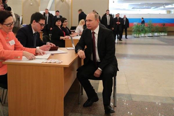 Ông Putin đi bỏ phiếu bầu Tổng thống Nga
