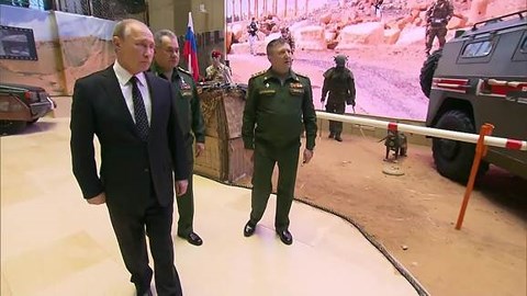 Video: Ông Putin mục sở thị gần 100 vũ khí của phiến quân Syria bị Nga tịch thu